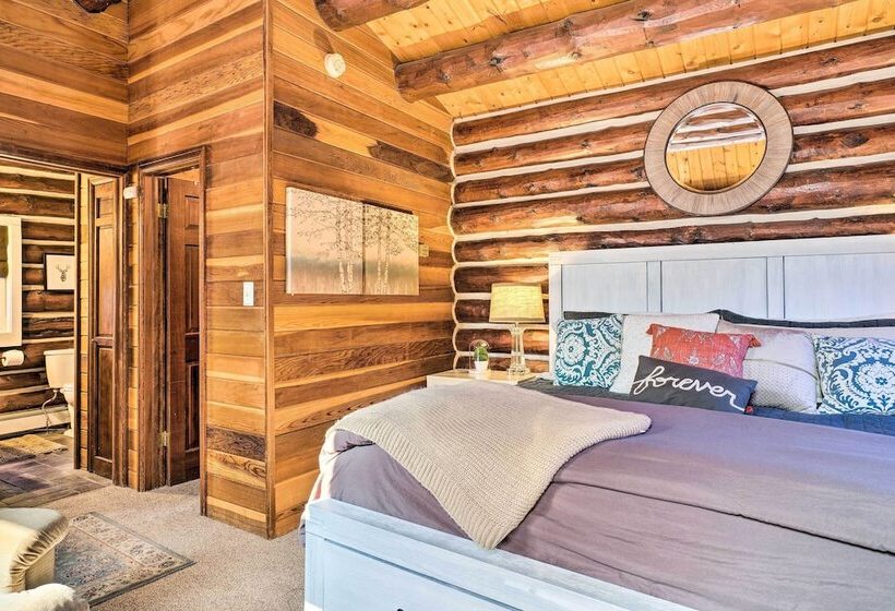 Classic Colorado Log Home W/ Mountain Views!