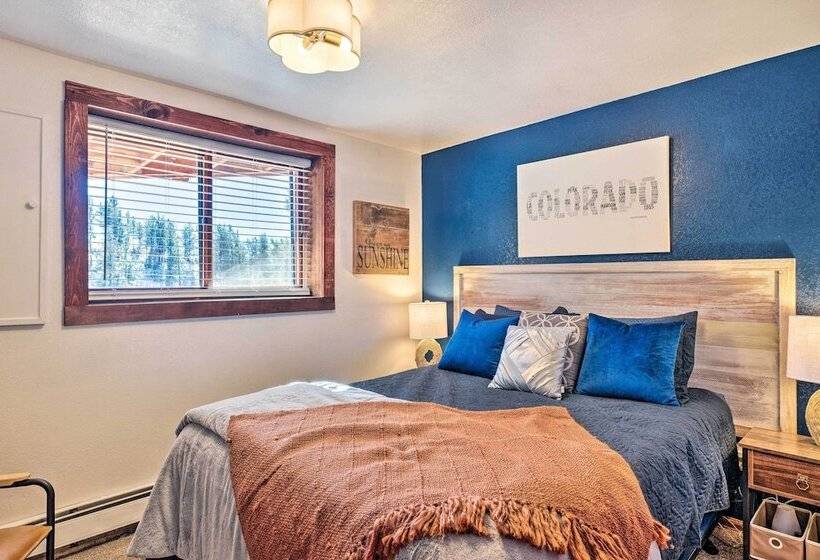 Classic Colorado Log Home W/ Mountain Views!