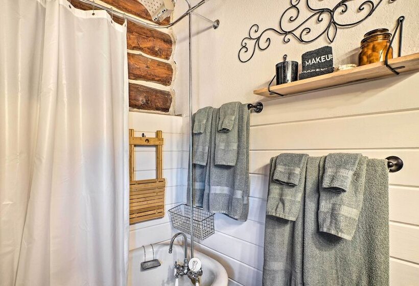 Classic Colorado Log Home W/ Mountain Views!