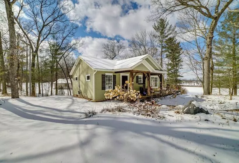 Cozy Lakeside Cottage: Pontoon, Kayaks, Grill