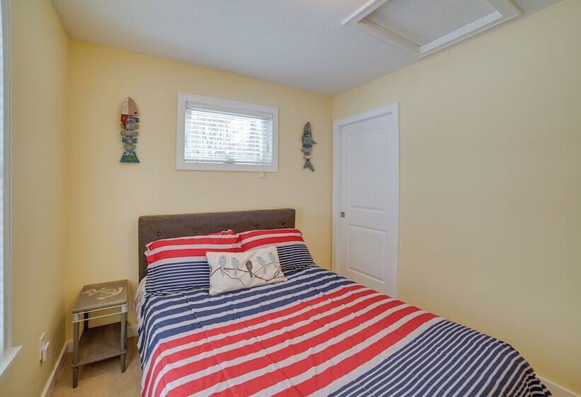 Cozy Lakeside Cottage: Pontoon, Kayaks, Grill