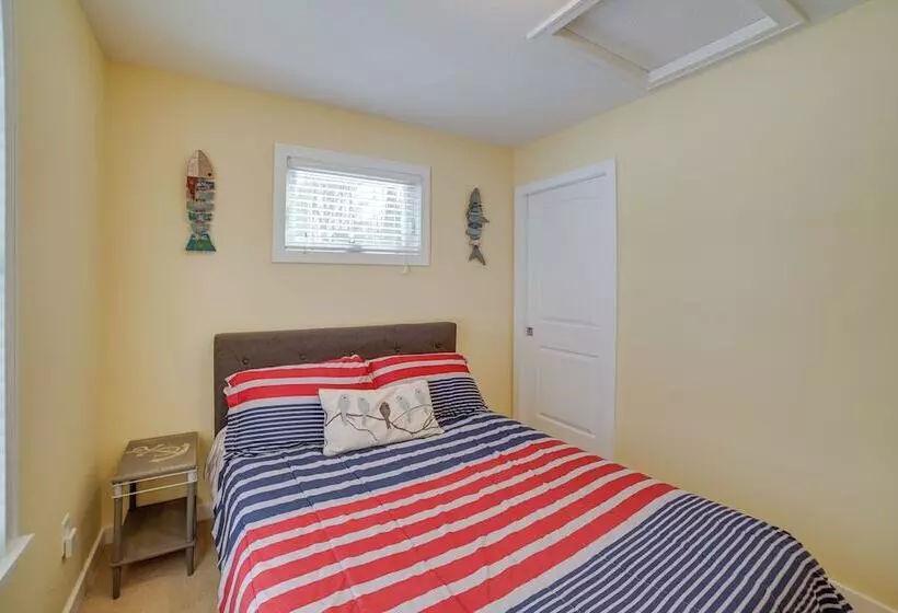 Cozy Lakeside Cottage: Pontoon, Kayaks, Grill