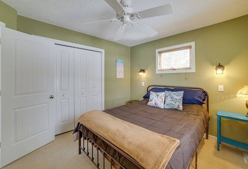 Cozy Lakeside Cottage: Pontoon, Kayaks, Grill