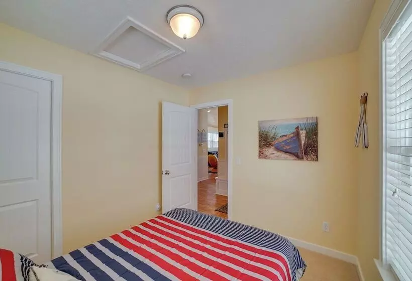 Cozy Lakeside Cottage: Pontoon, Kayaks, Grill