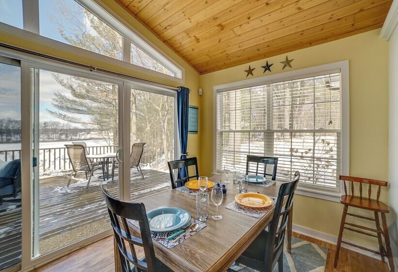 Cozy Lakeside Cottage: Pontoon, Kayaks, Grill