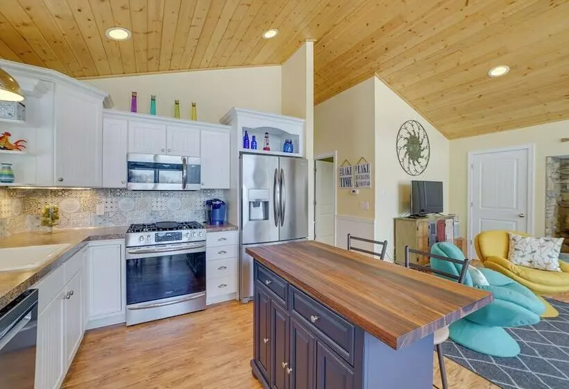 Cozy Lakeside Cottage: Pontoon, Kayaks, Grill