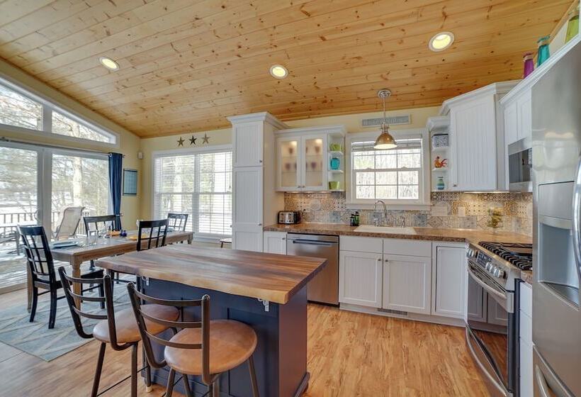 Cozy Lakeside Cottage: Pontoon, Kayaks, Grill