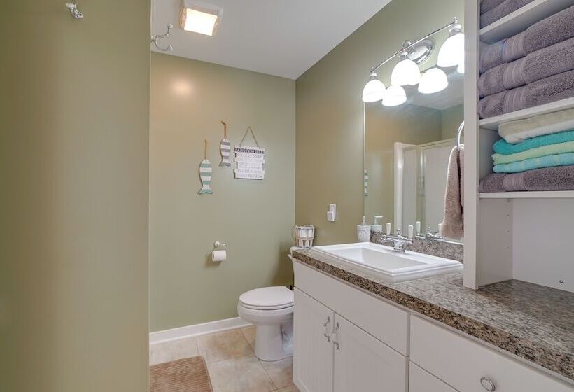 Cozy Lakeside Cottage: Pontoon, Kayaks, Grill