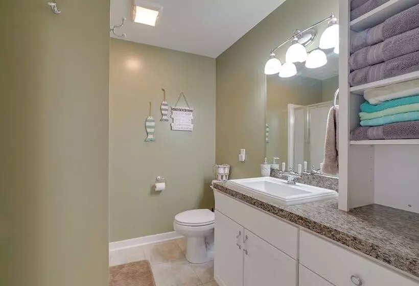 Cozy Lakeside Cottage: Pontoon, Kayaks, Grill