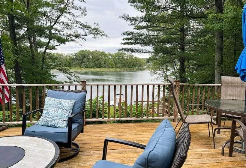 Cozy Lakeside Cottage: Pontoon, Kayaks, Grill