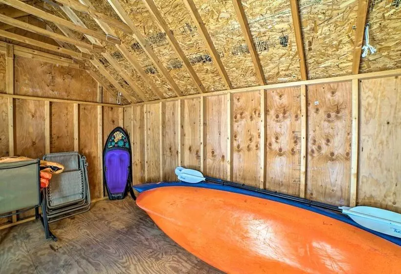 Cozy Lakeside Cottage: Pontoon, Kayaks, Grill