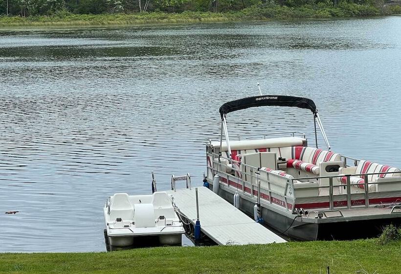 Cozy Lakeside Cottage: Pontoon, Kayaks, Grill