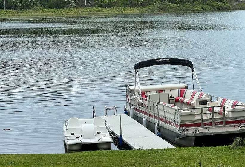 Cozy Lakeside Cottage: Pontoon, Kayaks, Grill