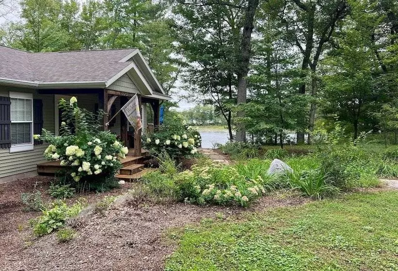 Cozy Lakeside Cottage: Pontoon, Kayaks, Grill