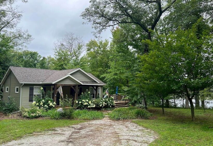 Cozy Lakeside Cottage: Pontoon, Kayaks, Grill