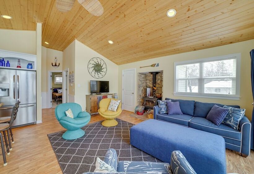 Cozy Lakeside Cottage: Pontoon, Kayaks, Grill