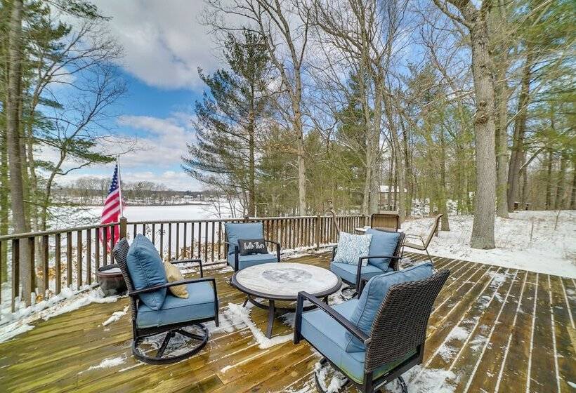 Cozy Lakeside Cottage: Pontoon, Kayaks, Grill