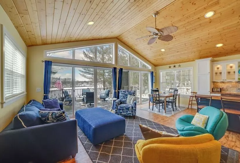 Cozy Lakeside Cottage: Pontoon, Kayaks, Grill