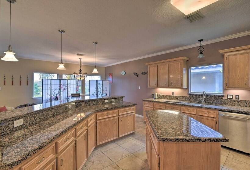 8 Mi To Kemah Boardwalk: Texas Gulf Home W/ Patio