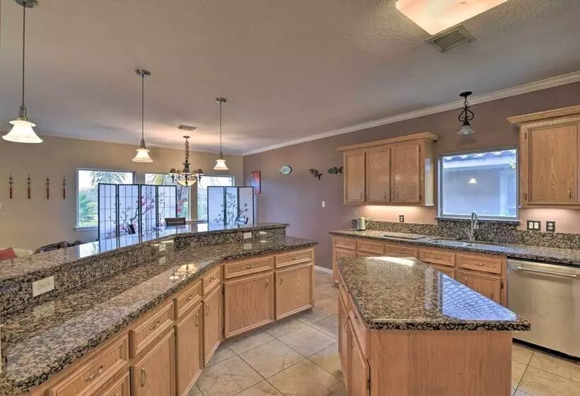 8 Mi To Kemah Boardwalk: Texas Gulf Home W/ Patio