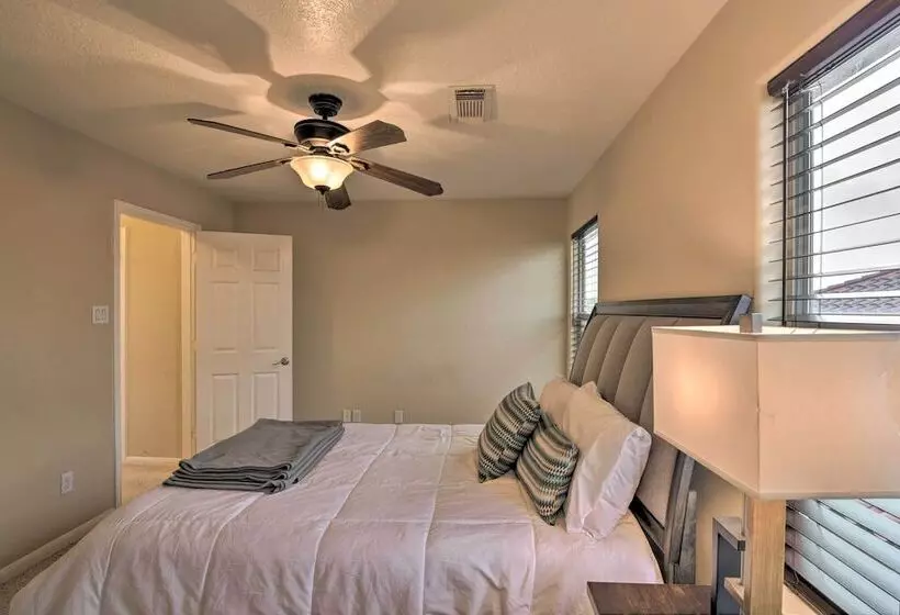 8 Mi To Kemah Boardwalk: Texas Gulf Home W/ Patio