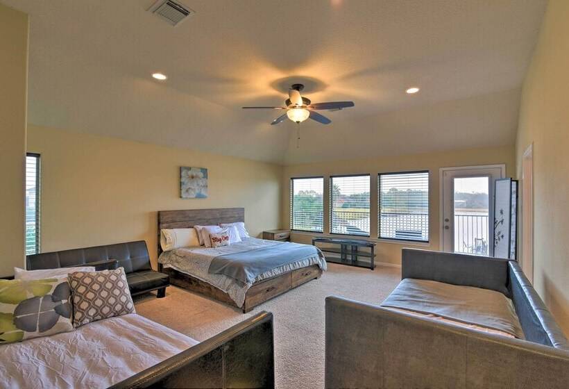 8 Mi To Kemah Boardwalk: Texas Gulf Home W/ Patio