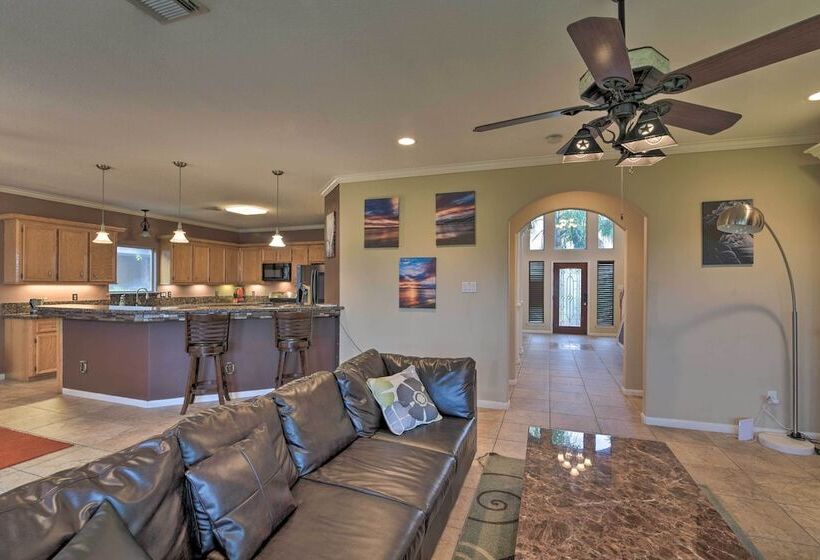 8 Mi To Kemah Boardwalk: Texas Gulf Home W/ Patio