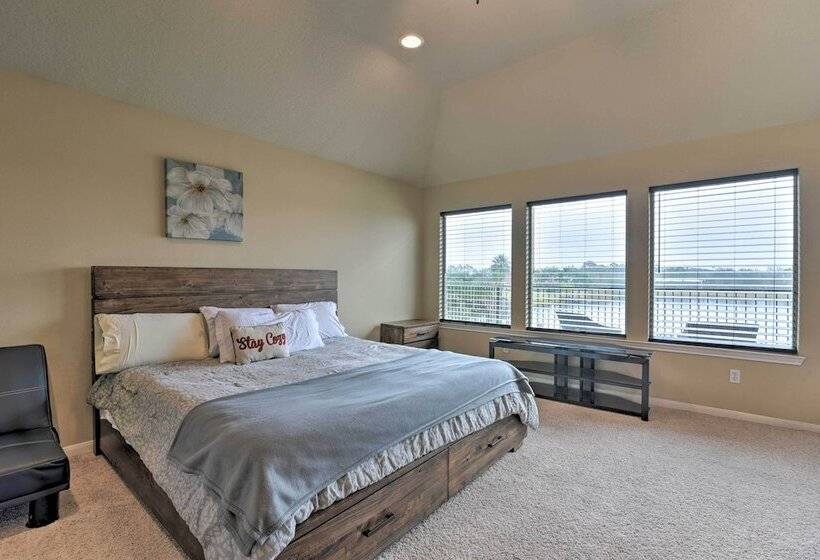 8 Mi To Kemah Boardwalk: Texas Gulf Home W/ Patio