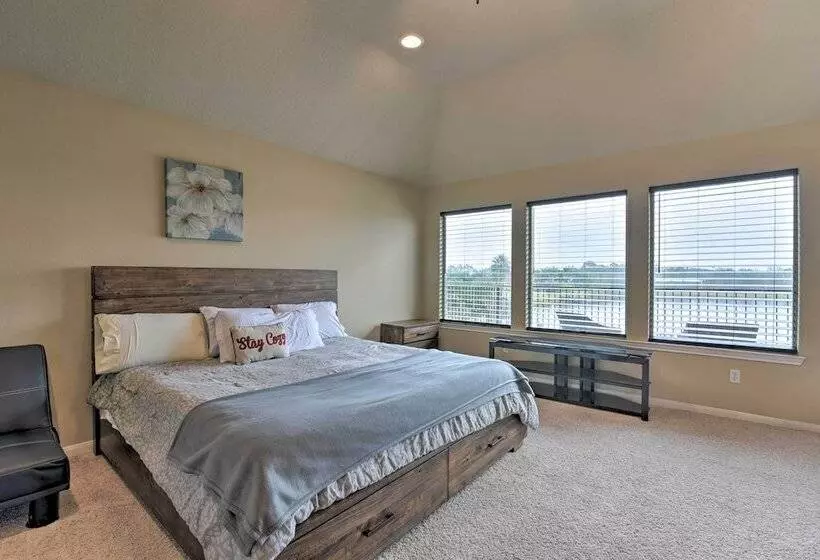 8 Mi To Kemah Boardwalk: Texas Gulf Home W/ Patio