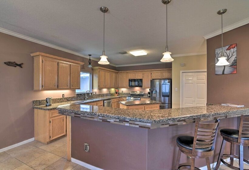 8 Mi To Kemah Boardwalk: Texas Gulf Home W/ Patio