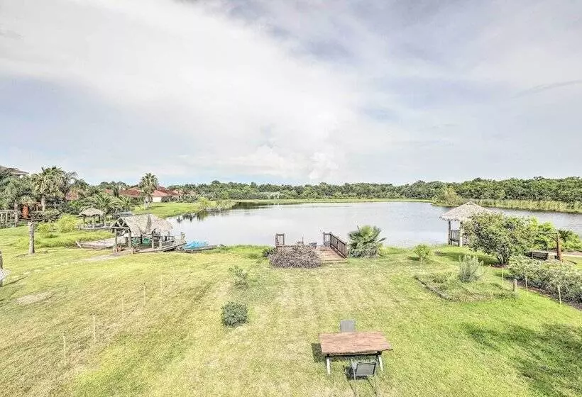 8 Mi To Kemah Boardwalk: Texas Gulf Home W/ Patio