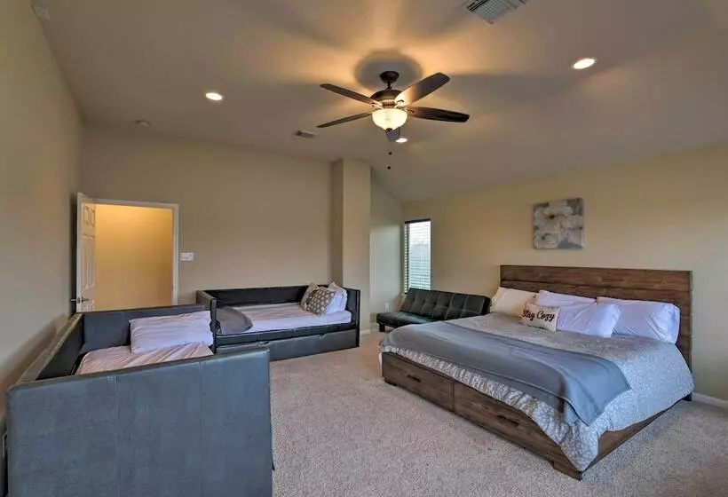 8 Mi To Kemah Boardwalk: Texas Gulf Home W/ Patio