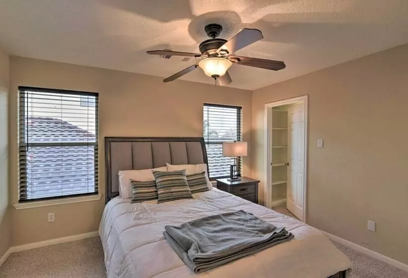 8 Mi To Kemah Boardwalk: Texas Gulf Home W/ Patio