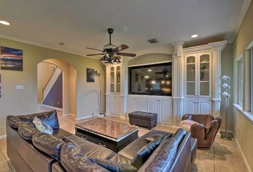 8 Mi To Kemah Boardwalk: Texas Gulf Home W/ Patio