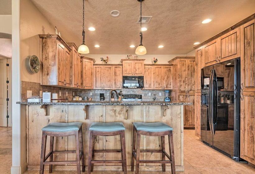 Elegant Kanab Home: Mtn Views & Hiking Trail!