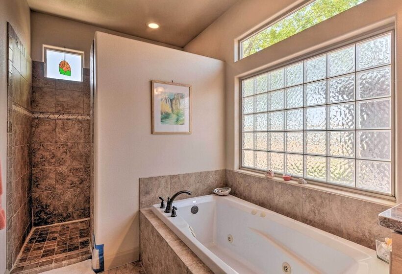 Elegant Kanab Home: Mtn Views & Hiking Trail!