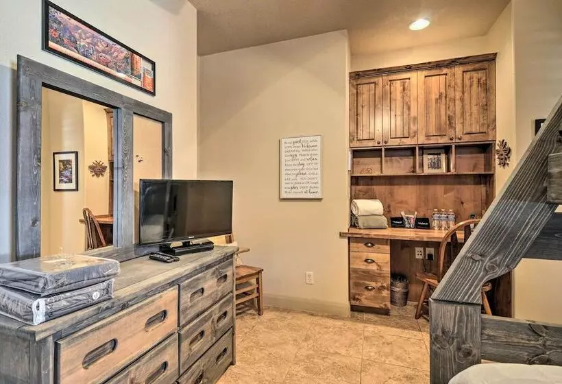 Elegant Kanab Home: Mtn Views & Hiking Trail!