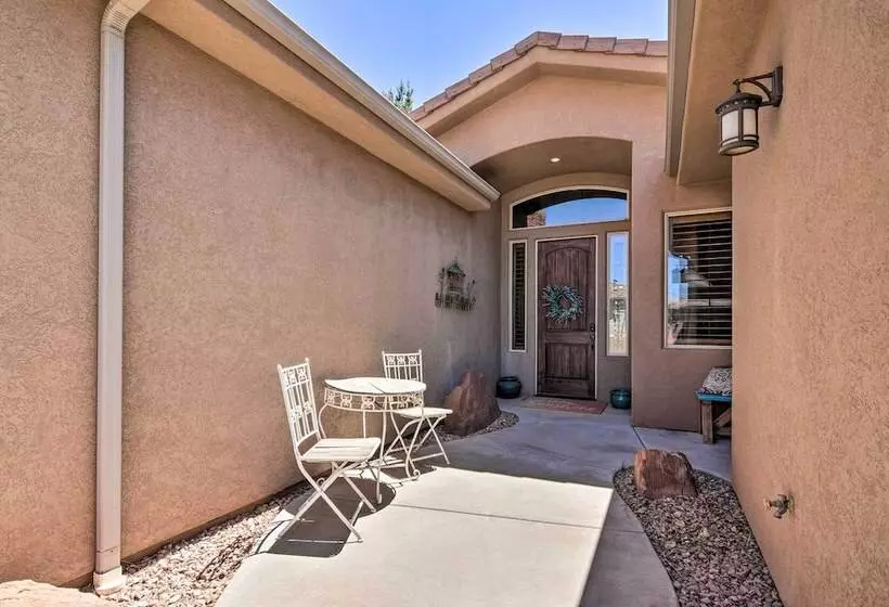 Elegant Kanab Home: Mtn Views & Hiking Trail!