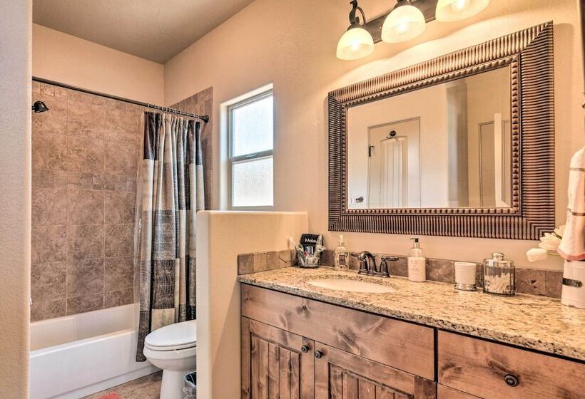 Elegant Kanab Home: Mtn Views & Hiking Trail!