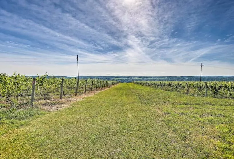 Finger Lakes Farm Retreat: Walk To Wineries!