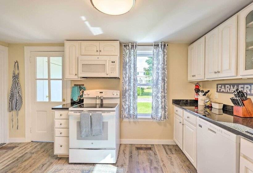 Finger Lakes Farm Retreat: Walk To Wineries!