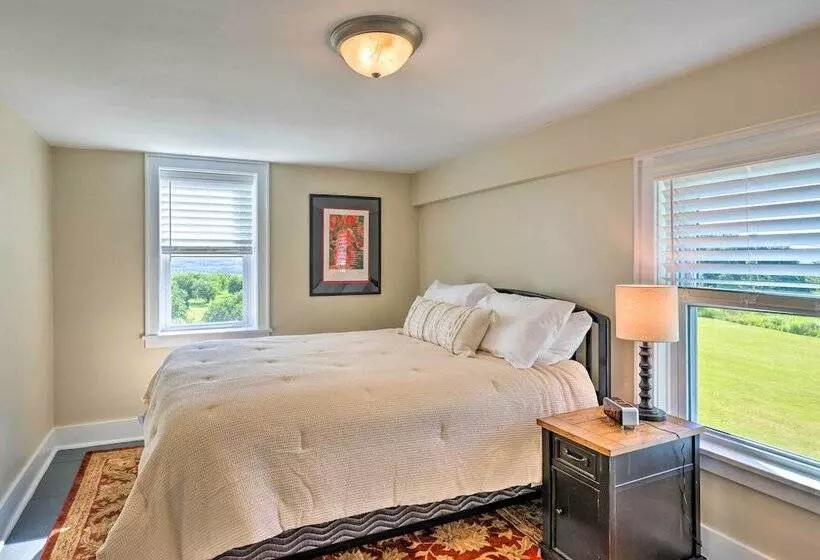 Finger Lakes Farm Retreat: Walk To Wineries!