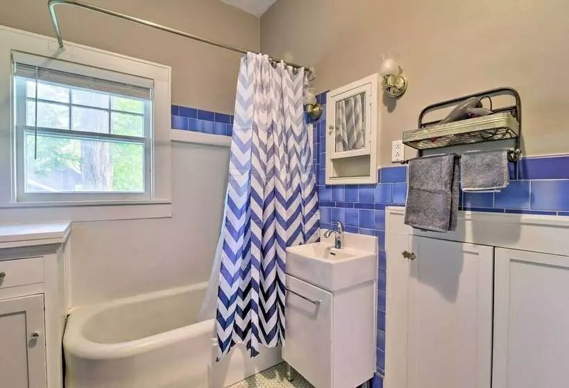 Glasgow Home W/ Porch: Close To Lake & Caves!