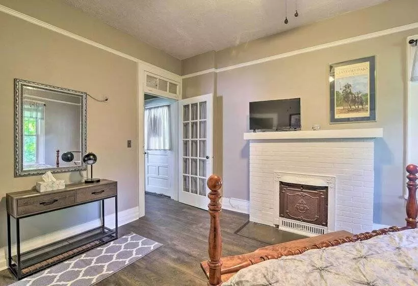 Glasgow Home W/ Porch: Close To Lake & Caves!