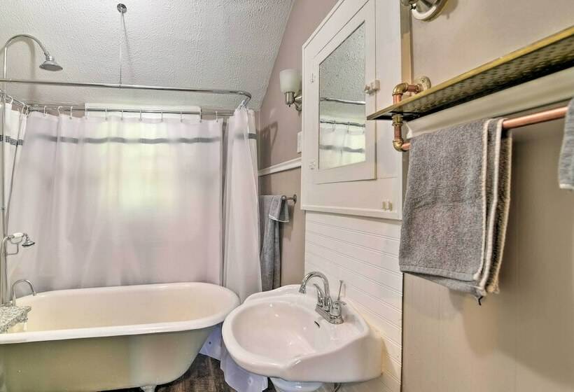 Glasgow Home W/ Porch: Close To Lake & Caves!