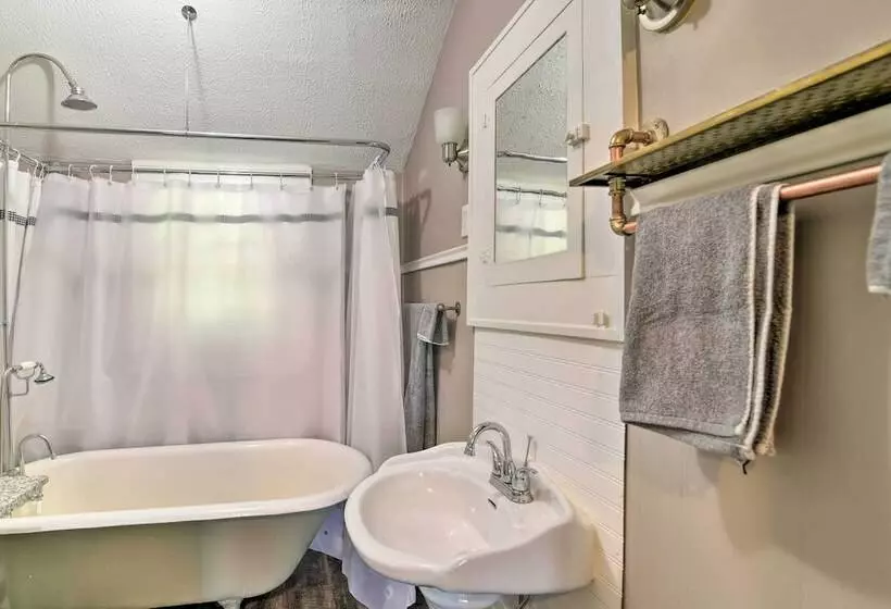 Glasgow Home W/ Porch: Close To Lake & Caves!