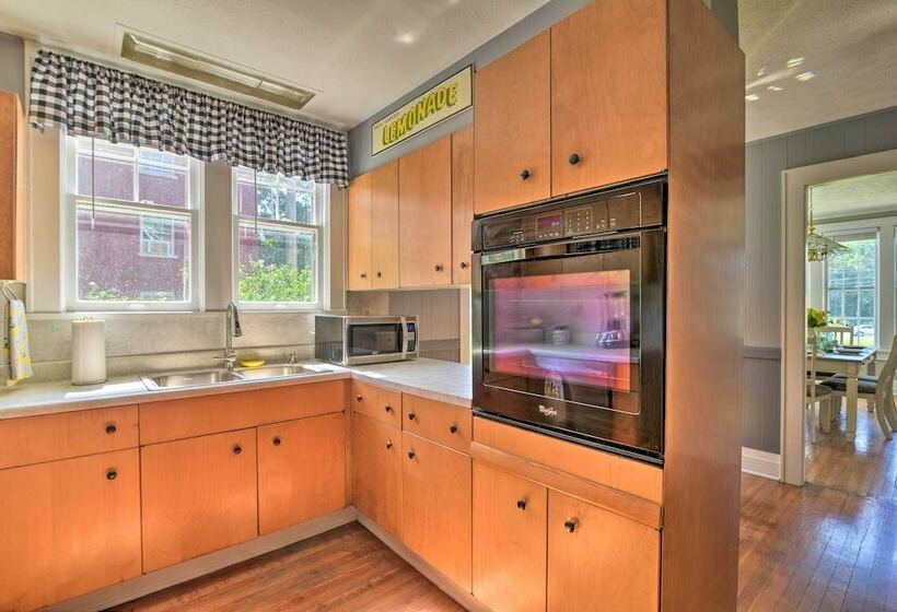 Glasgow Home W/ Porch: Close To Lake & Caves!