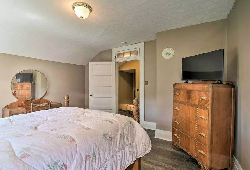 Glasgow Home W/ Porch: Close To Lake & Caves!