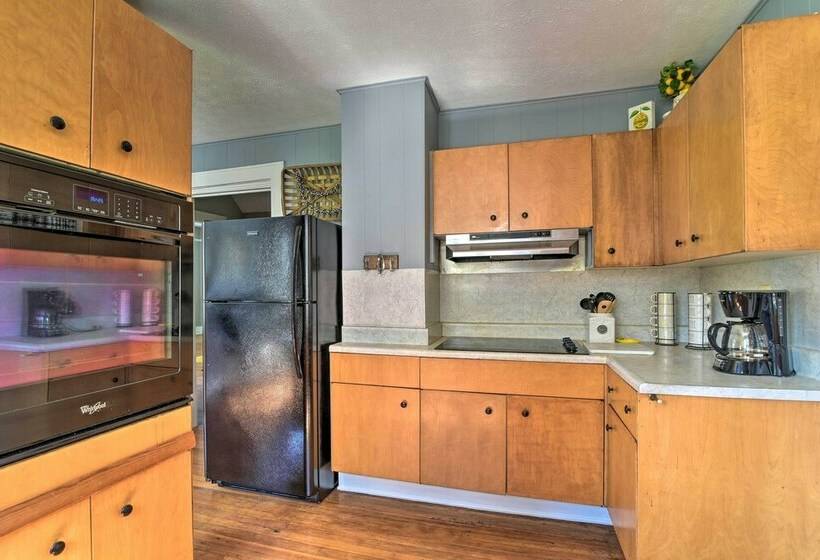 Glasgow Home W/ Porch: Close To Lake & Caves!