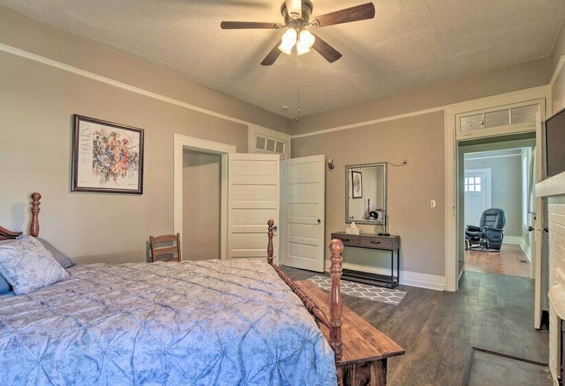 Glasgow Home W/ Porch: Close To Lake & Caves!